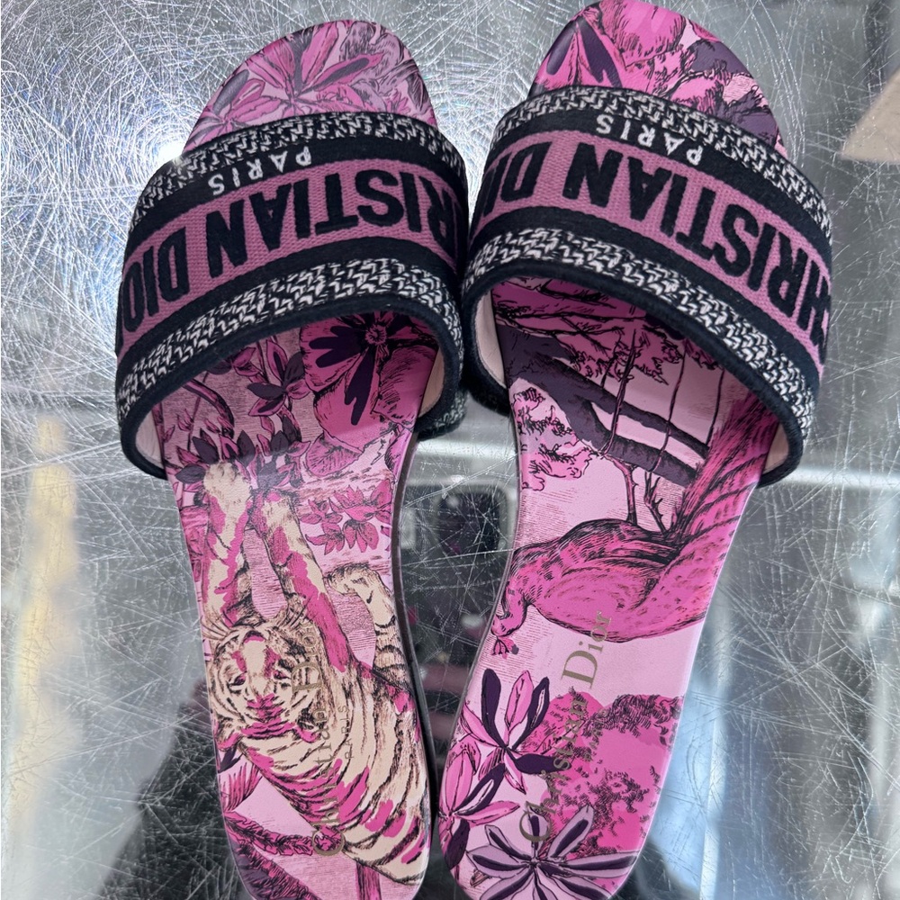 EUC🌸CHRISTIAN DIOR🌸PINK LOGO SLIDES